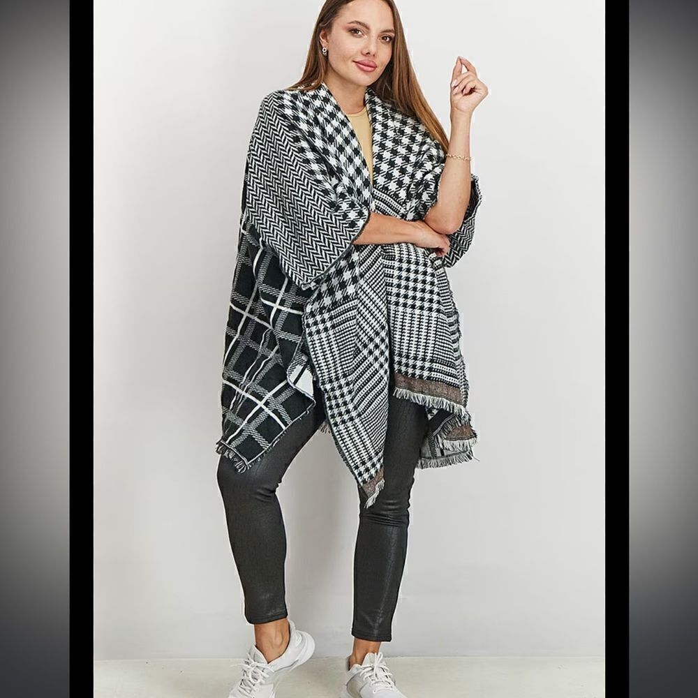 Steve Madden Women Plaid Ruana Wrap shawl houndstooth plaid Black white Combo